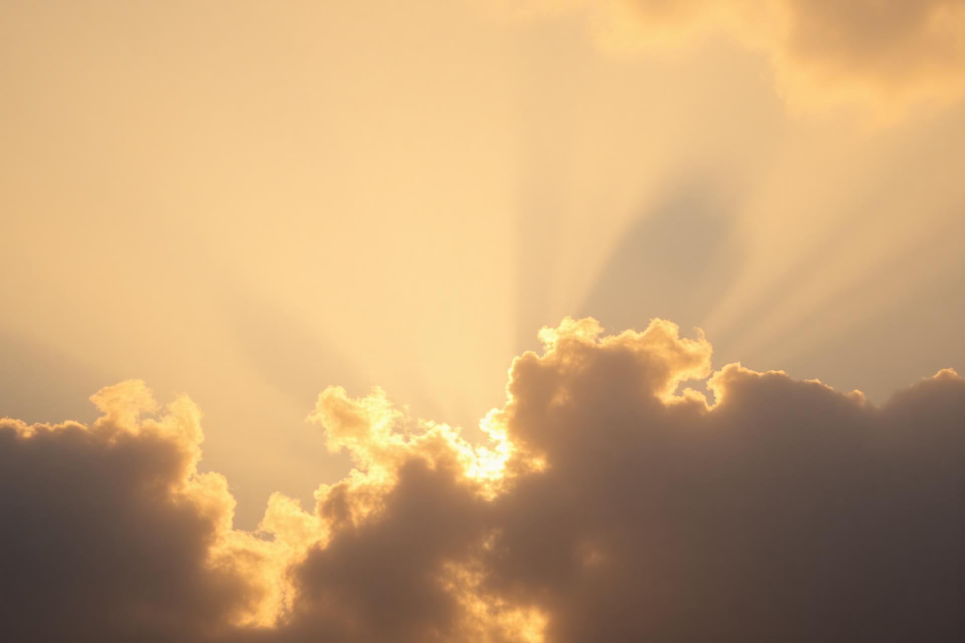 Luz divina rompendo entre as nuvens